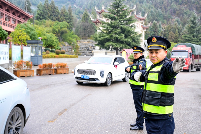 4 圖為疏導交通（右一）.JPG