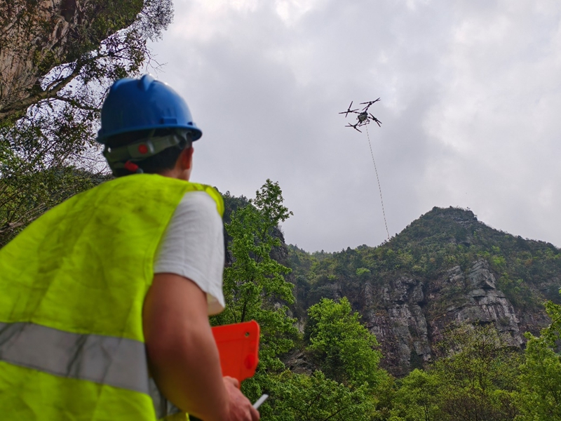 1 圖為採用重型設備吊運材料.jpg