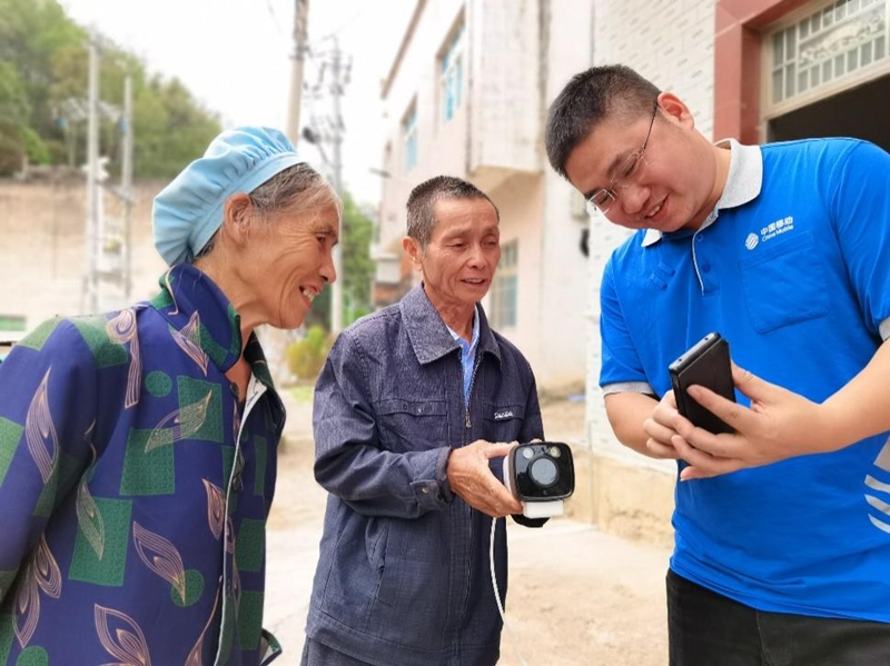 3 圖為村民們直觀感受到信息技術帶來的生活便捷。.jpg