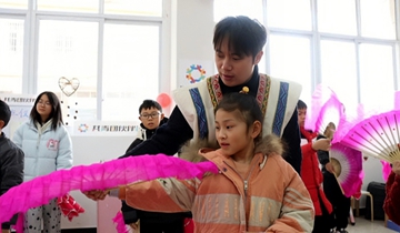 獨山愛心托管班非遺教學豐富學子假期生活第八屆花燈傳承人羅宇手持扇帕，一邊身姿舒展地示范著動作，一邊手把手糾正孩子們的身段，細致講解要領……