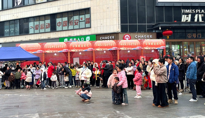 1、希望城時代廣場人氣高漲，年貨節熱鬧開市。羅金 攝.jpg