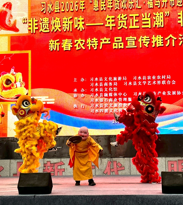 4、舞獅精彩展演，金紅雙獅俏皮互動 。羅金 攝.jpg