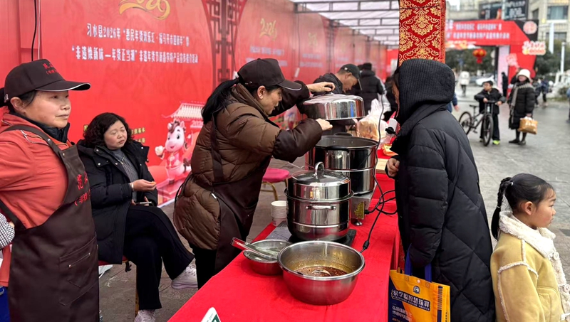 6、鄉土美食現場制作，熱氣騰騰年味十足。羅金 攝.jpg