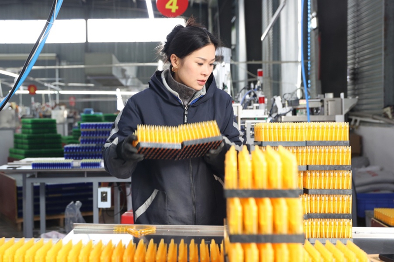 4.貴州杰博電氣科技有限公司生產車間內，工人在生產線上趕制訂單。（唐鵬 攝）