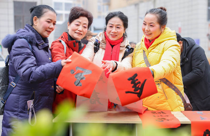 2026年1月28日，贵州省铜仁市玉屏侗族自治县平溪街道康华社区，群众在领取春联。