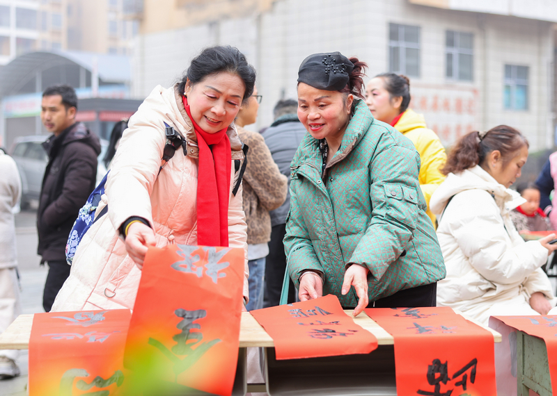 2026年1月28日，贵州省铜仁市玉屏侗族自治县平溪街道康华社区，群众在领取春联。