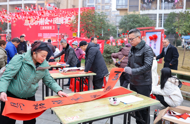 2026年1月28日，贵州省铜仁市玉屏侗族自治县平溪街道康华社区，书法志愿者给群众义务写春联。