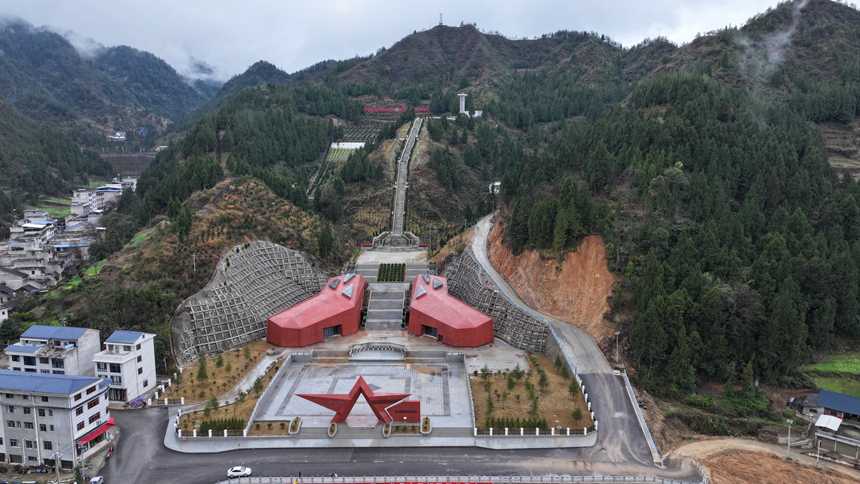石阡縣甘溪困牛山紅軍烈士陵園一景。
