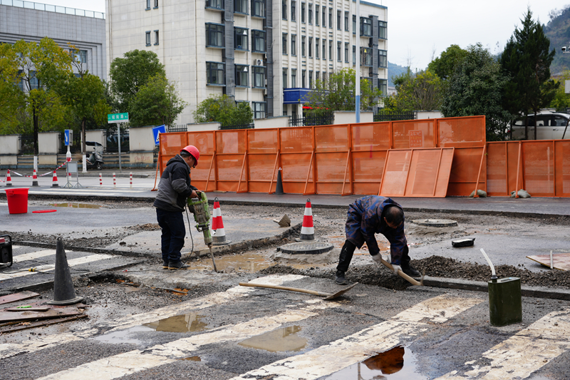 沖廣坪菜市場門前與邵陽路排污管鋪設。