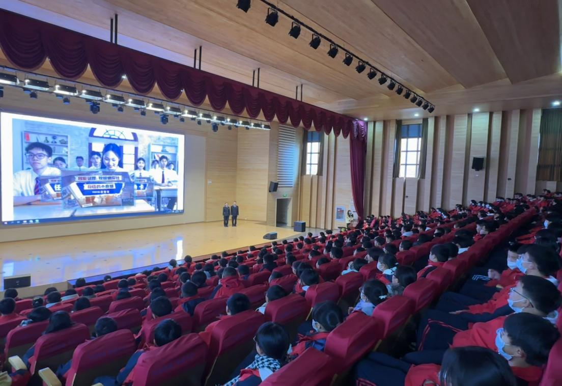 圖為同學們正在觀看稅收普法視頻。李琪/攝