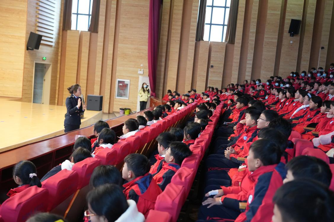 稅務干部和同學們開展趣味互動。李琪攝