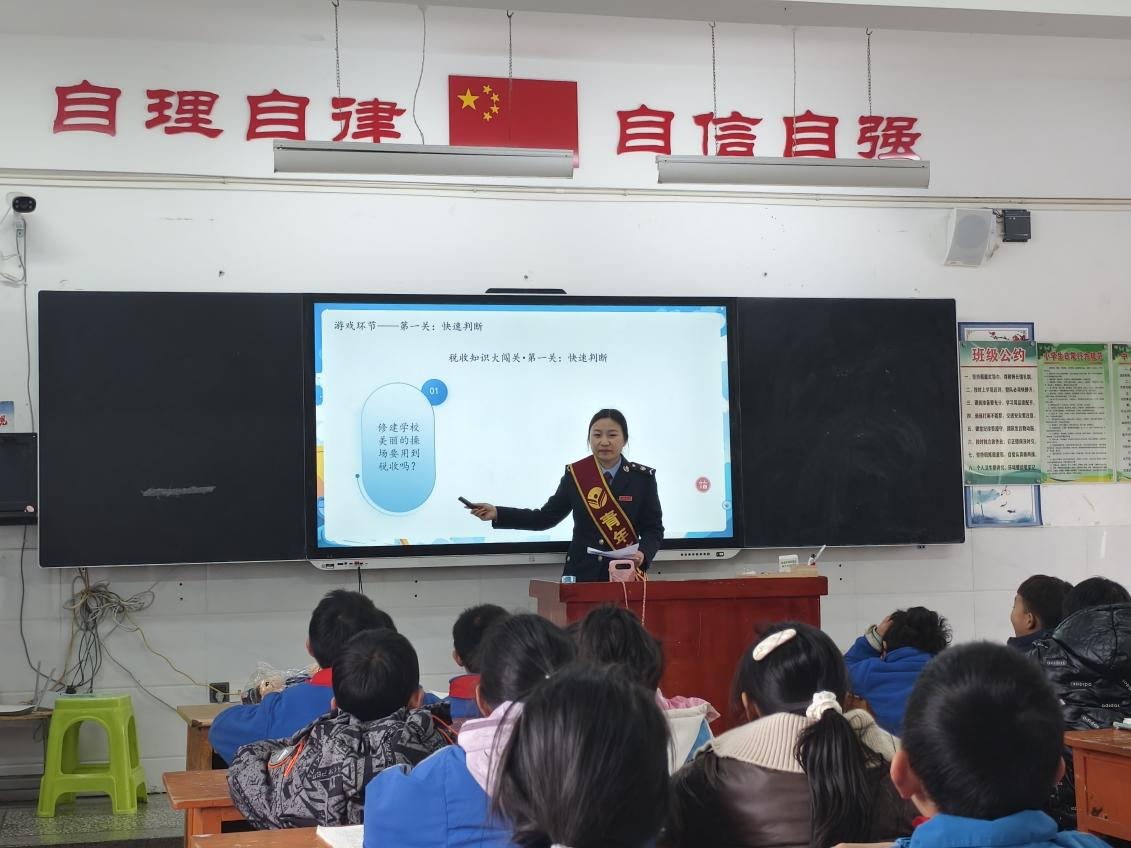 稅務人員開展“稅收知識大闖關”游戲環節。郭玲運攝