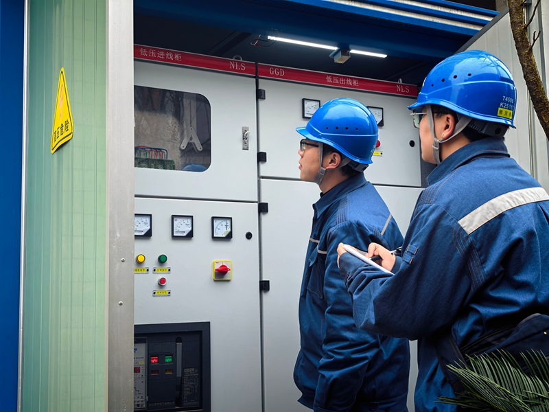 工作人員對用電設備進行安全檢查，確保用電穩定可靠。