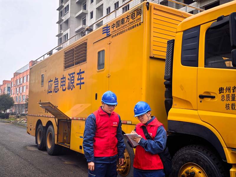 青年突擊隊工作人員現場記錄用電負荷，及時監測用電量。