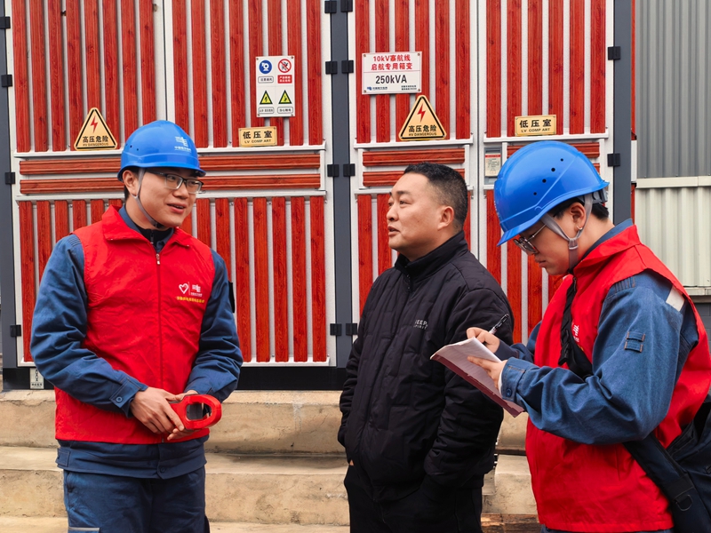 青年突擊隊工作人員現場詢問客戶用電需求。