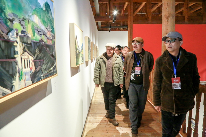 1月27日，参加贵州省艺术院校联盟大会的代表在播州区乌江寨参观寨上风华--贵州省艺术院校联盟师生写生作品展（李仁军 摄） (4).JPG