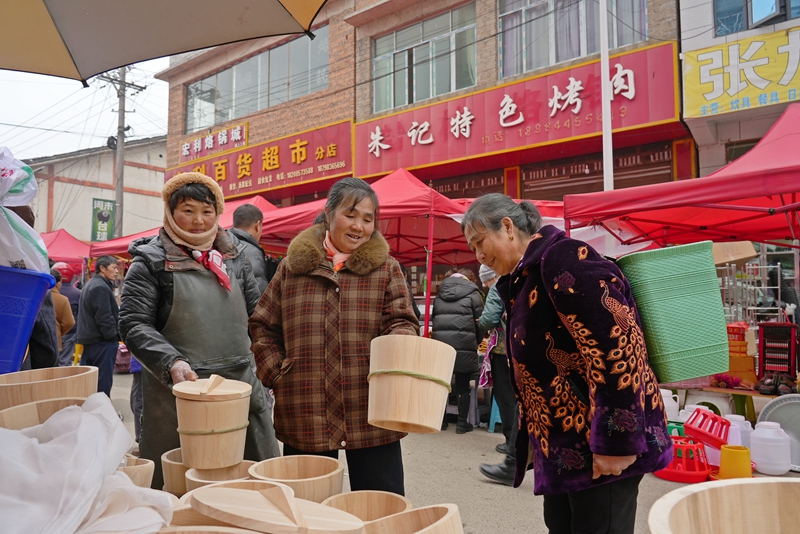 2026年1月28日，貴州省畢節市納雍縣樂治街上，消費者在購買甑子。楊英攝