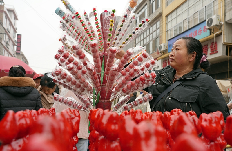 2026年1月28日，貴州省畢節市納雍縣樂治街上，一商家在賣糖葫蘆。楊英攝