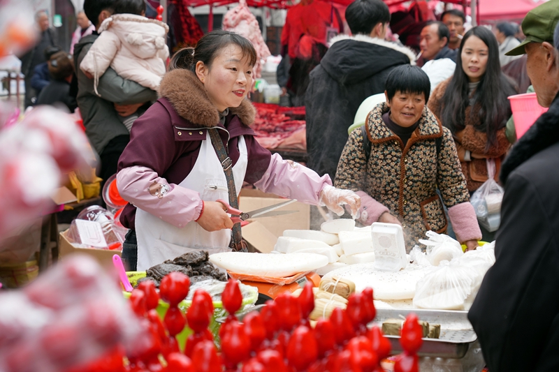2026年1月28日，貴州省畢節市納雍縣樂治街上，一商家在賣粑粑。楊英攝