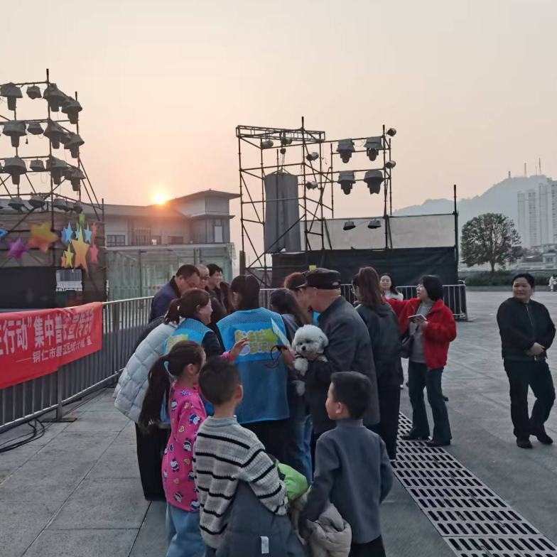 近日，碧江区统计局在团结广场开展“法治铜仁·平安相伴”主题普法宣传活动。