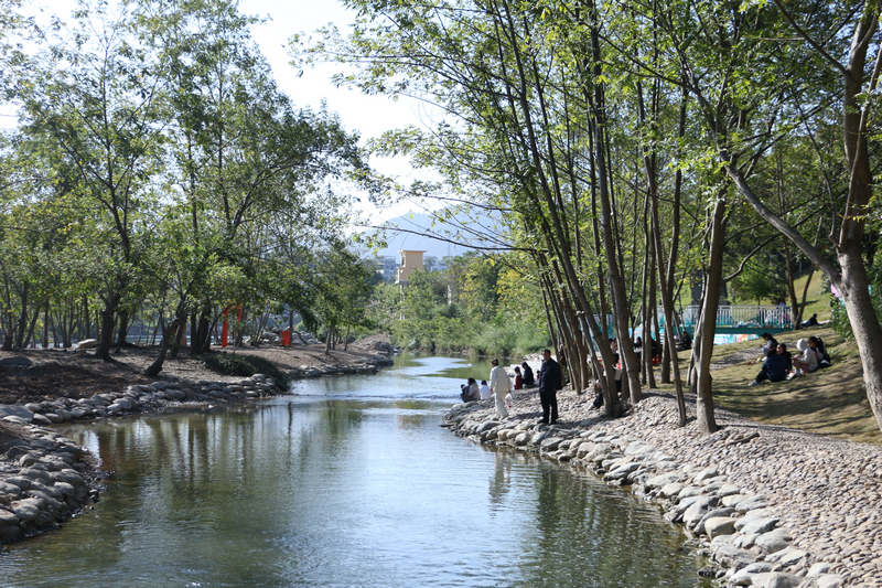 親水區“幸福島”成為吸引市民游客漫步休閑、拍照打卡的親水新空間。