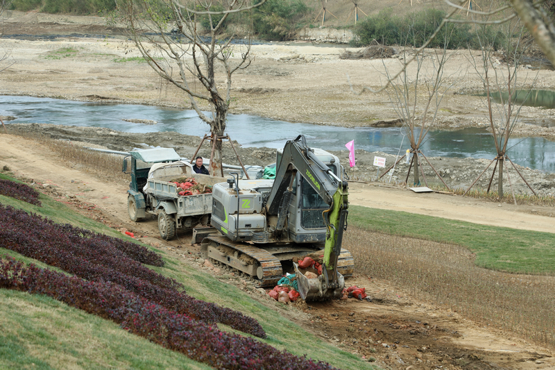 在貴州省樟江幸福河湖建設項目回龍閣段施工現場，工人們正有序施工。