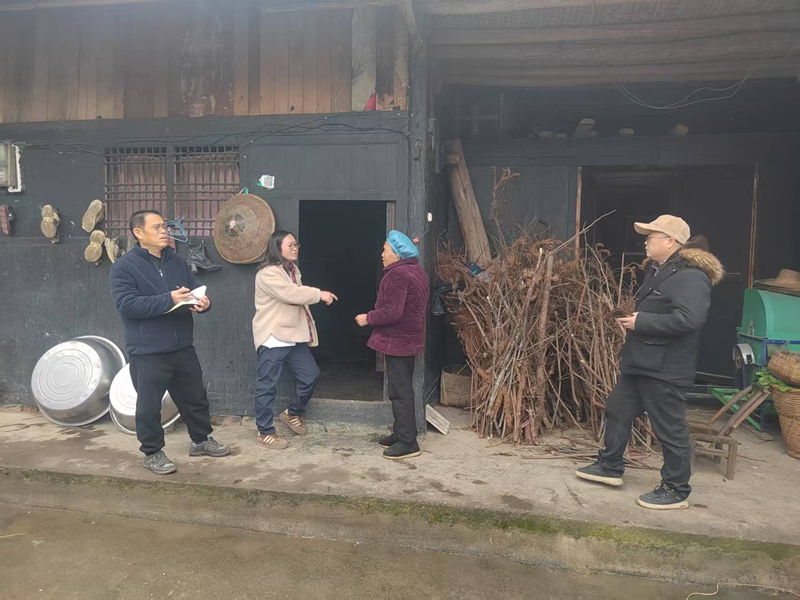 松桃鸡爪社区驻村第一书记带领驻村干部、村干部敲门行动开展消防安全宣传。