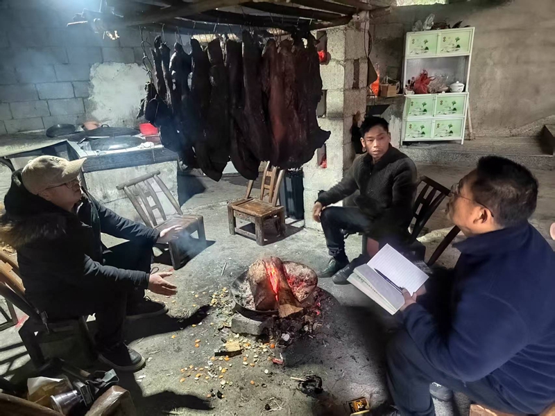 松桃鸡爪社区驻村第一书记带领驻村干部、村干部敲门行动开展安全宣传。