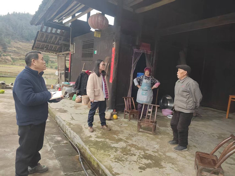 松桃鸡爪社区驻村第一书记带领驻村干部、村干部敲门行动开展消防安全宣传。