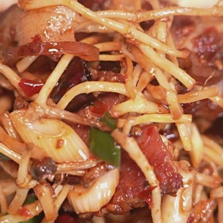 贵州人把山野的馈赠融入一日三餐，将道地药材做成地道美食，演绎着药食同源的古老智慧。