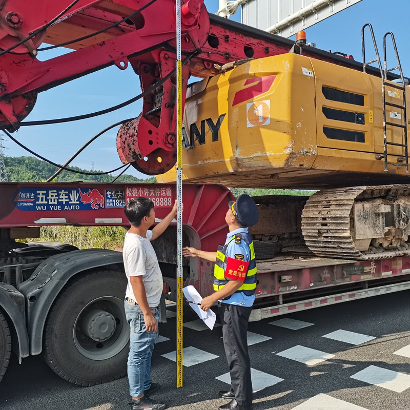 2 圖為核查大件運輸車輛