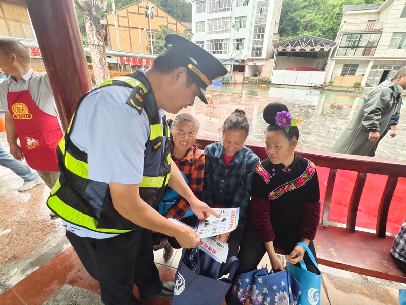 3 圖為開展路政執法宣傳