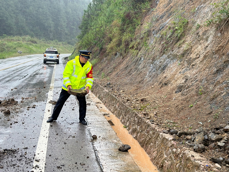 4 圖為汛期緊急清除路障