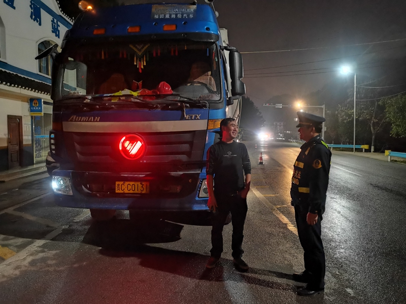 5 圖為夜間開展超限治理