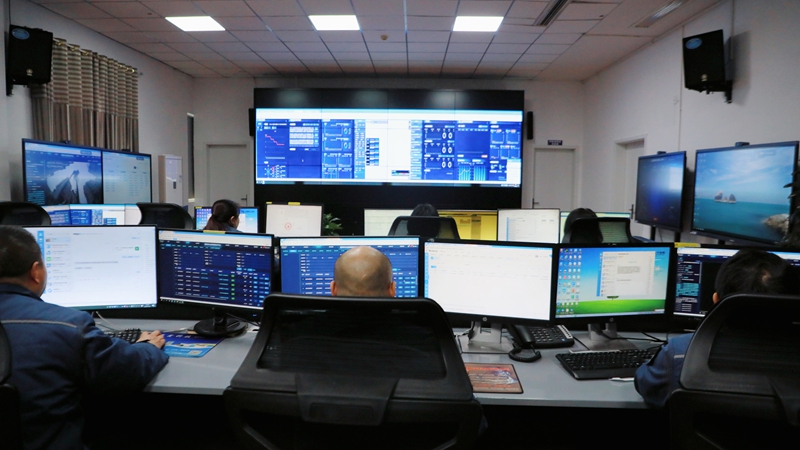 2、在桐梓供電局營配指揮中心，大屏幕上實時顯示著電網運行數據。該中心作為縣域電網的“智慧大腦”，整合了配電自動化、用電信息採集等系統。