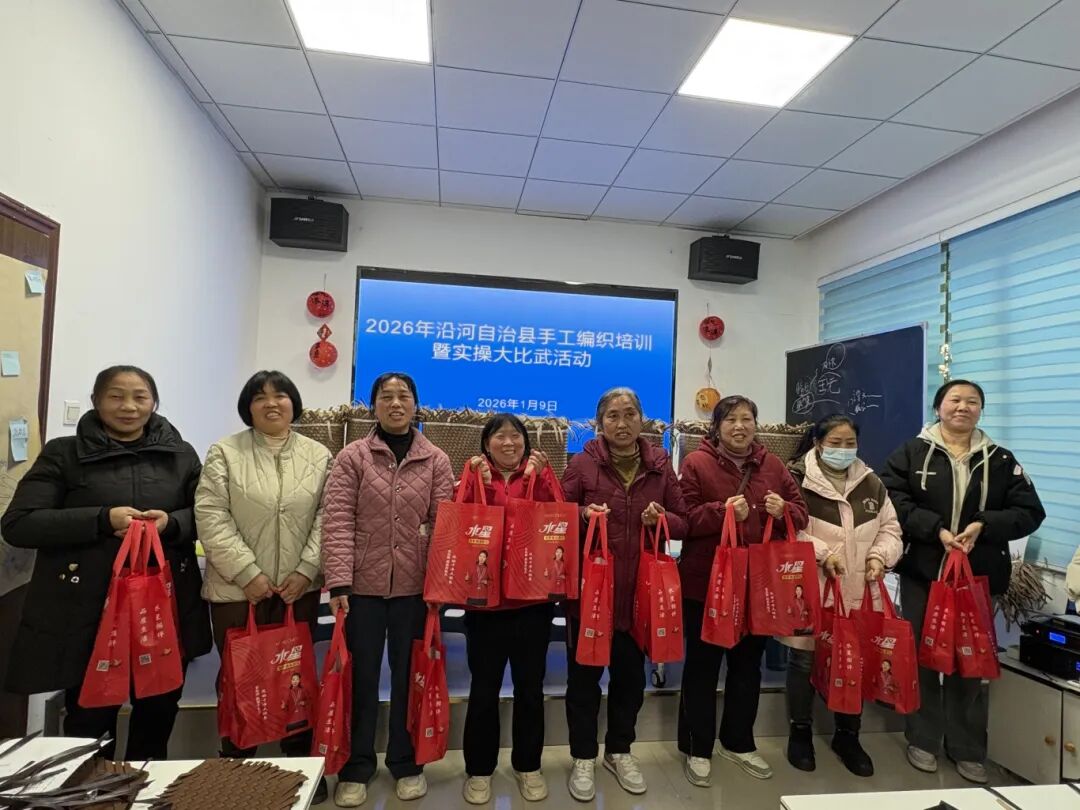 為獲獎學員現場頒發獎品。