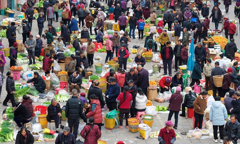 1、备年货迎新春。 陈桂良摄
