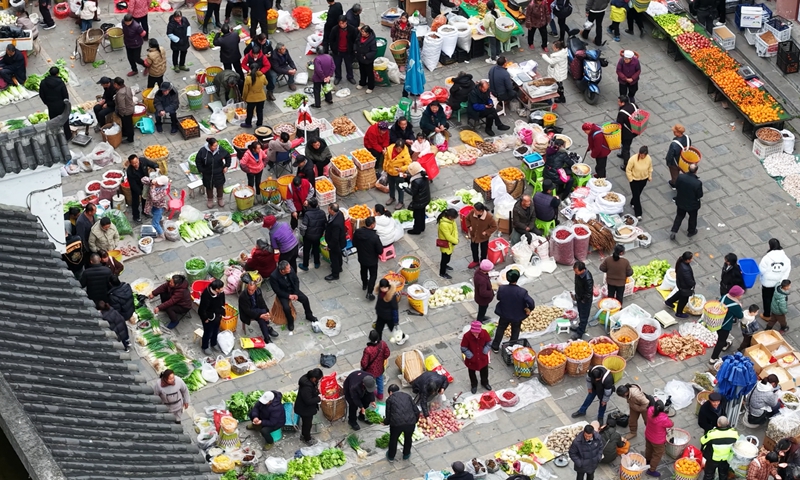 3、乡村赶大集。 陈桂良摄