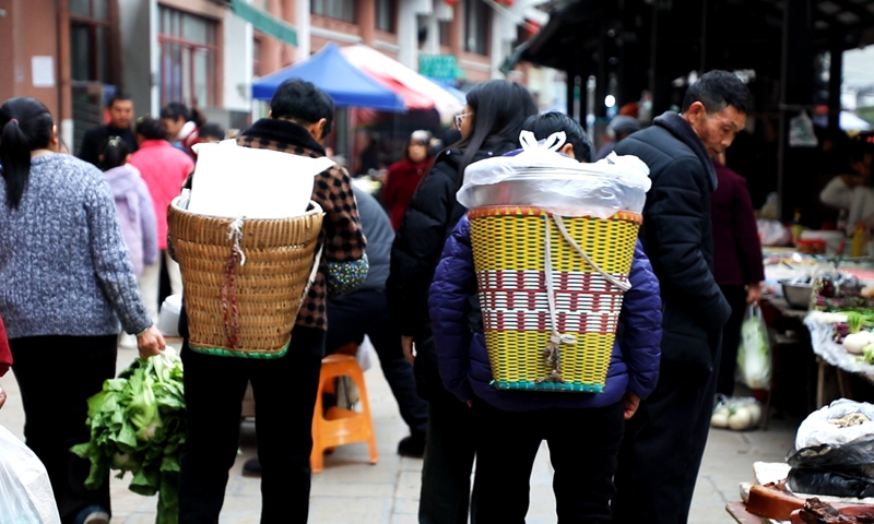 4、群众们满载而归。 陈桂良摄