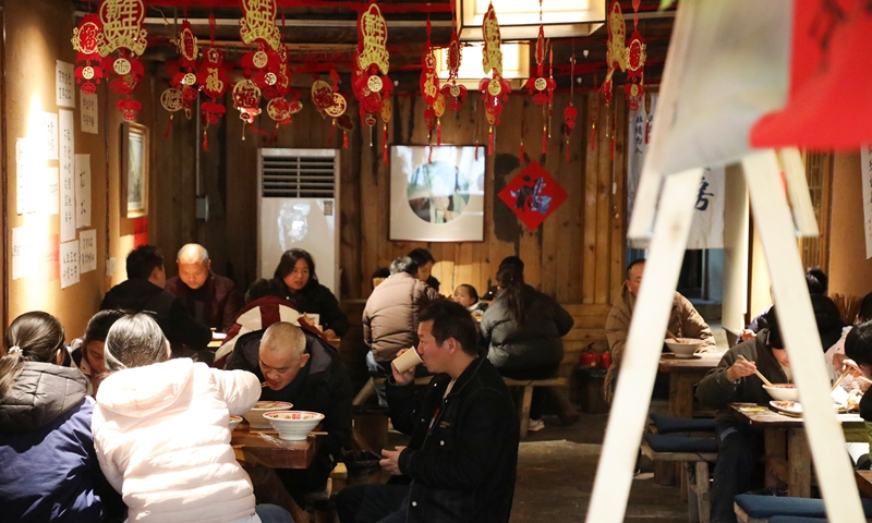 5、卤米皮店座无虚席。 陈桂良摄