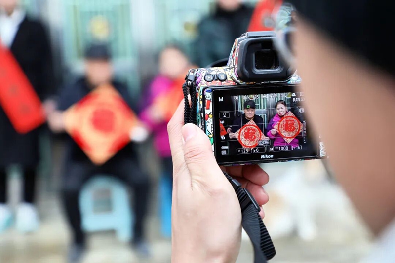 2 、為村民拍攝全家福 。