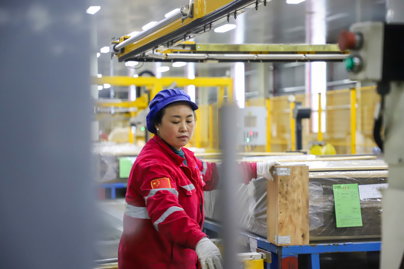 貴州黔玻永太新材料有限公司生產線，工人們正在忙碌。龍藝攝