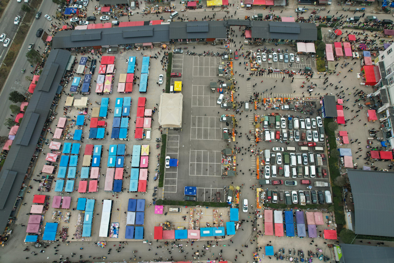 1月23日,凱裡下司大集趕集日(無人機攝)。