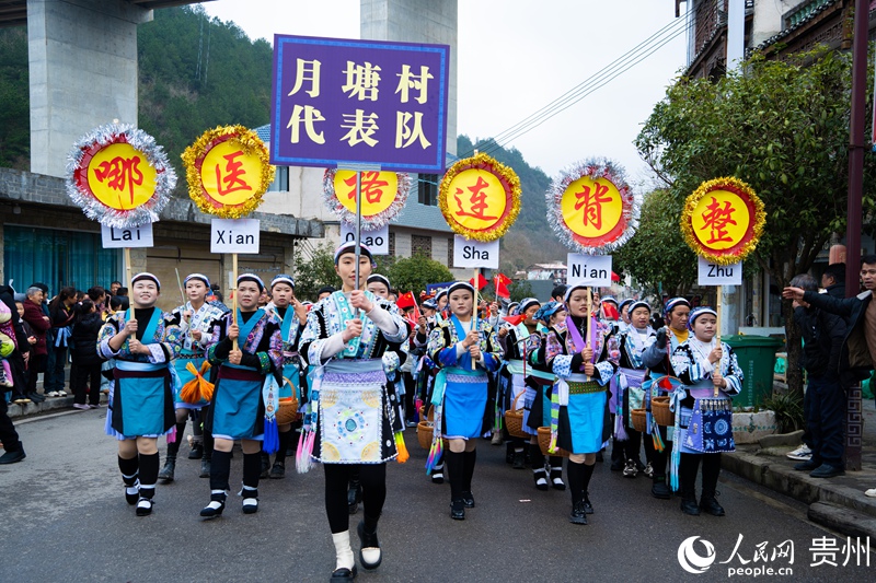 村民身着盛装巡游。人民网 阳茜摄