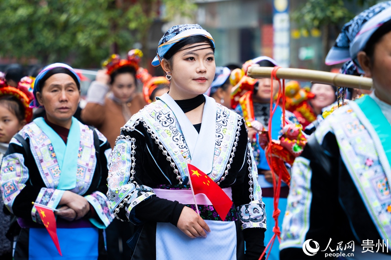 村民身着盛装巡游。人民网 阳茜摄