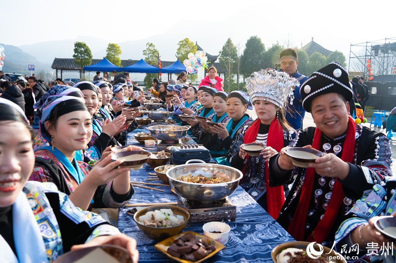 吃苗家福宴。人民网 阳茜摄