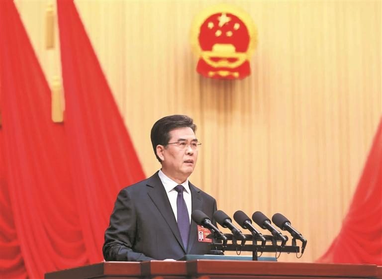 2026年1月27日上午,贵州省第十四届人民代表大会第四次会议在贵阳隆重开幕。图为李炳军作政府工作报告。 贵州日报天眼新闻记者 李森摄