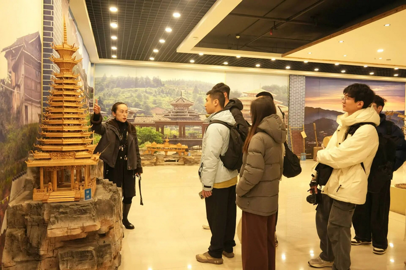 參觀凱裡學院博物館。