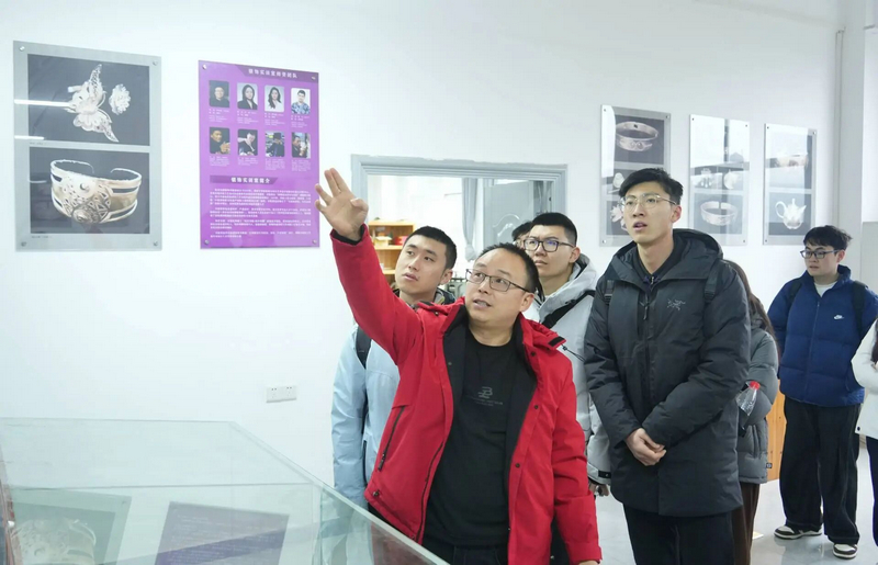 .參觀凱裡學院非物質文化遺產研究中心銀飾制作實驗室。