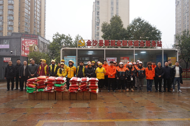 外賣員和工作人員們合影留念。 黃源匯 攝.JPG